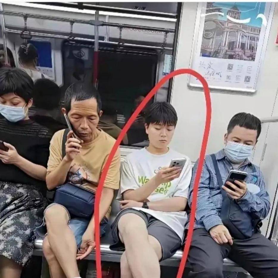地铁偶遇路人，盯着看十几分钟，实在分不清是男生还是女生！利落短发，白T恤配