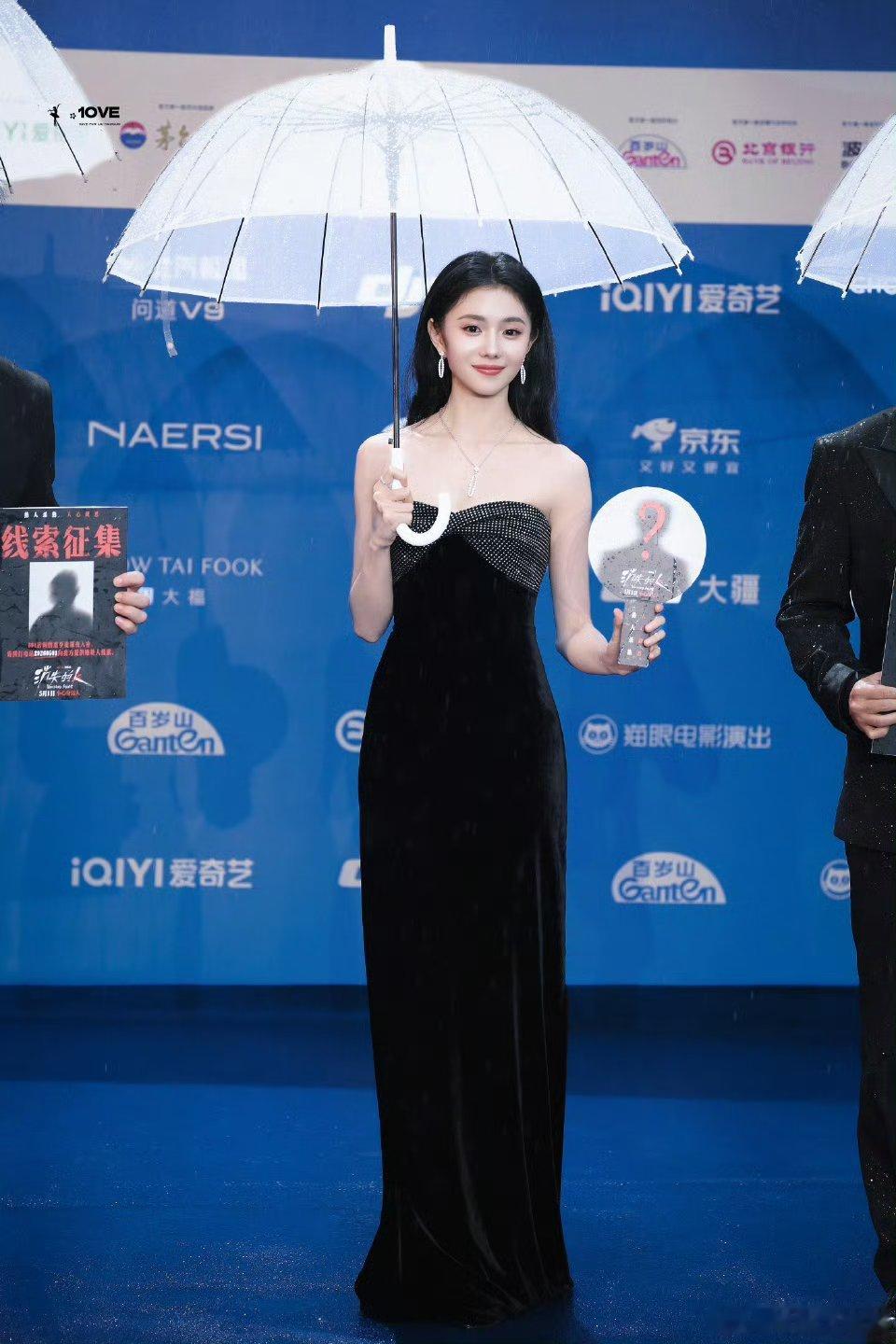 刘浩存雨中神图刘浩存这组雨中红毯图确实仙气十足，氛围感拉满。巧的是，她正是深蓝