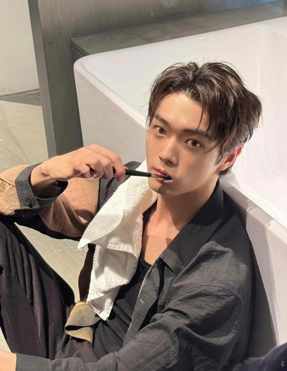许凯ins更新一组帅照🔥​​​