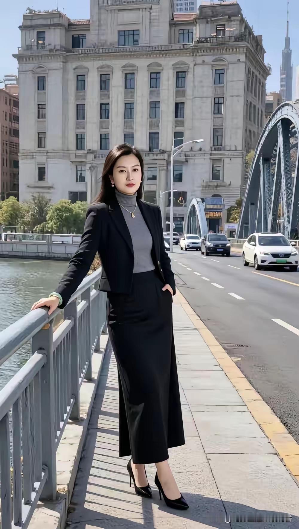 一位女士靠在桥边，穿着正式。