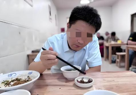 内蒙古，女子的丈夫病逝后，她收拾遗物发现丈夫在8年里给一面馆女员工转了11736