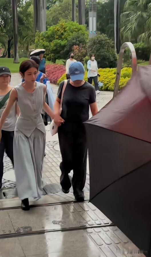 张子枫收工直接被亲妈牵手领走，跟接幼儿园小孩放学一样。她浑身香奈儿，牛仔裤却空荡