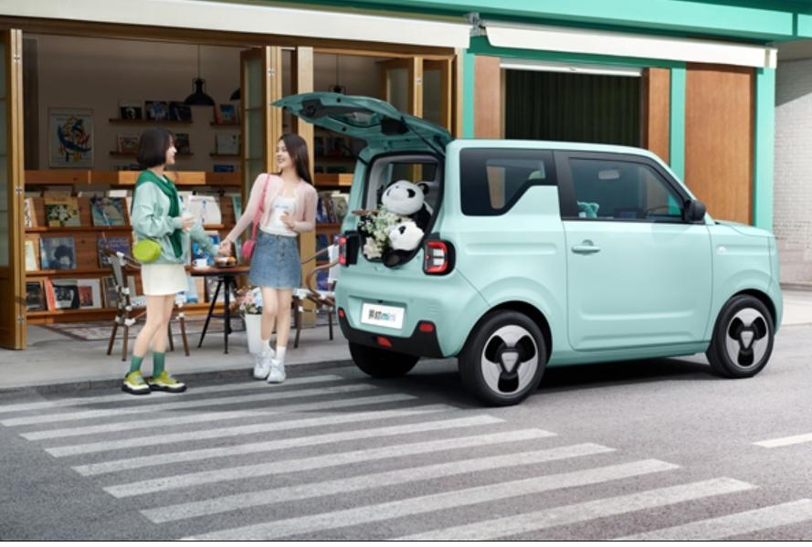 曾经月销5万的代步神车，现在直接卖不动了。5万以下微型小车销量暴跌55%