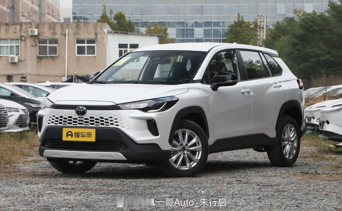 全新丰田卡罗拉锐放实车亮相，新车将于今天正式上市。新款卡罗拉锐放的外观造型设计，