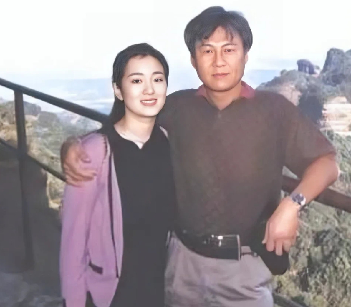 1995年，30岁的巩俐与黄和祥出游时的留影旧照，那时候巩俐满脸幸福！
