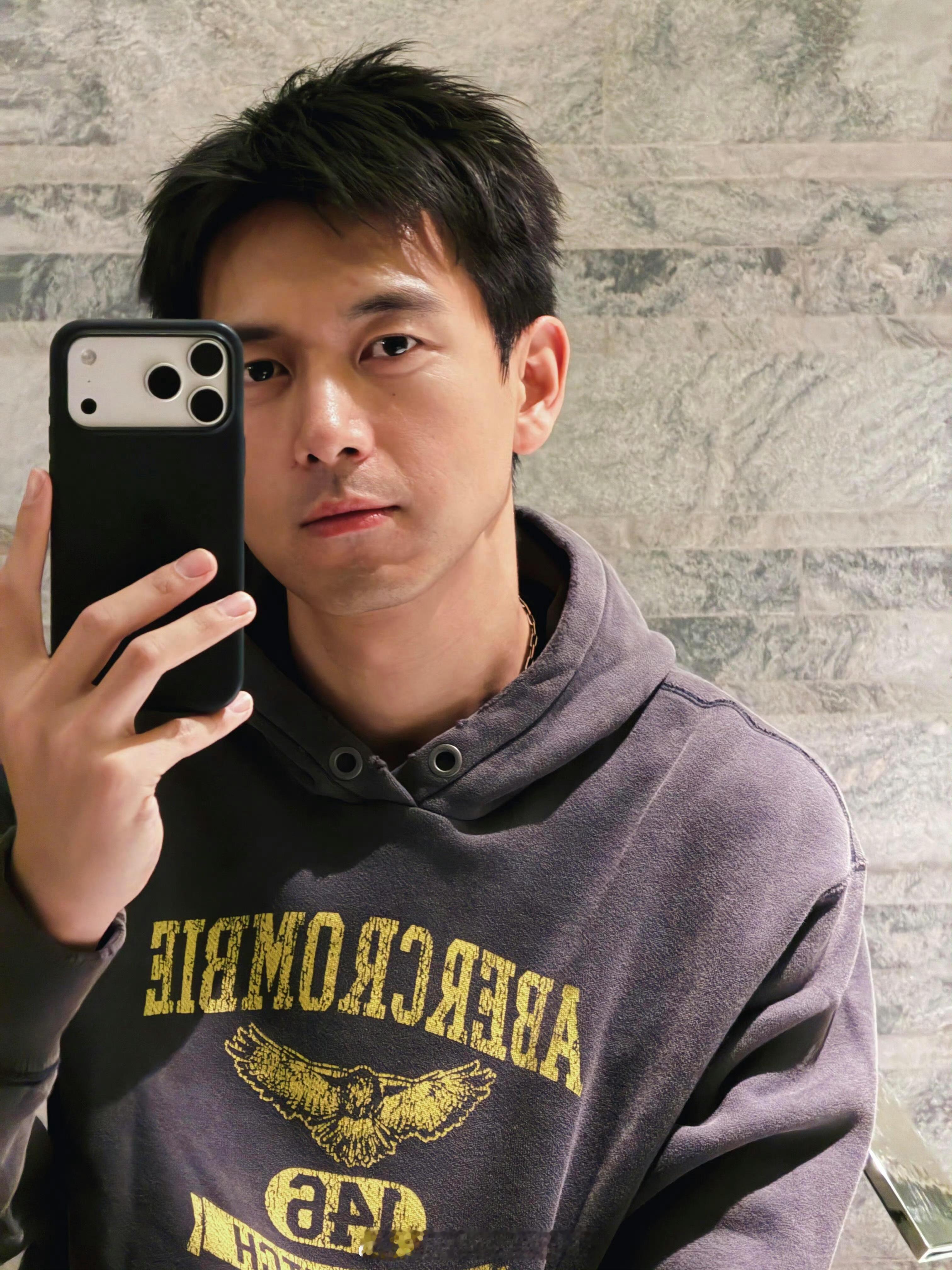 李现🍠营业来了，看起来心情好好