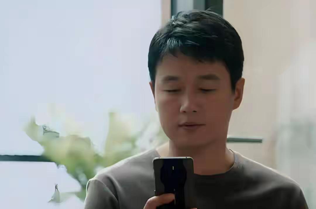 深夜手机那头不是灵魂伴侣是情感陷阱！心理学家警告：每天和固定异性聊天的人九成逃不