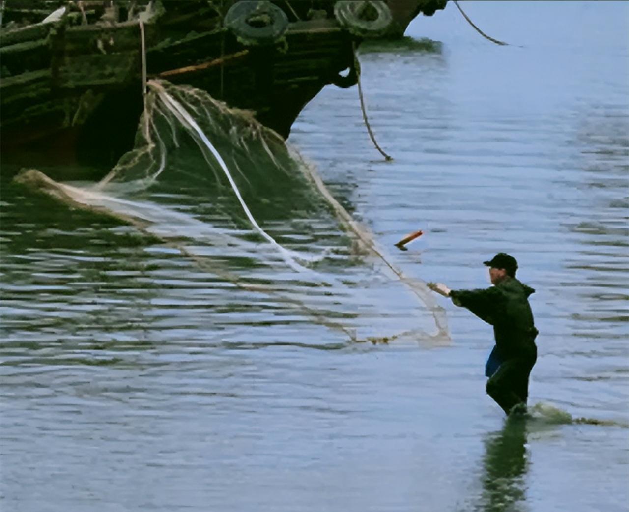 2001年3月，安徽南陵渔民老万，在收网时突然怎么拉，都拉不动，老万心想，这鱼想