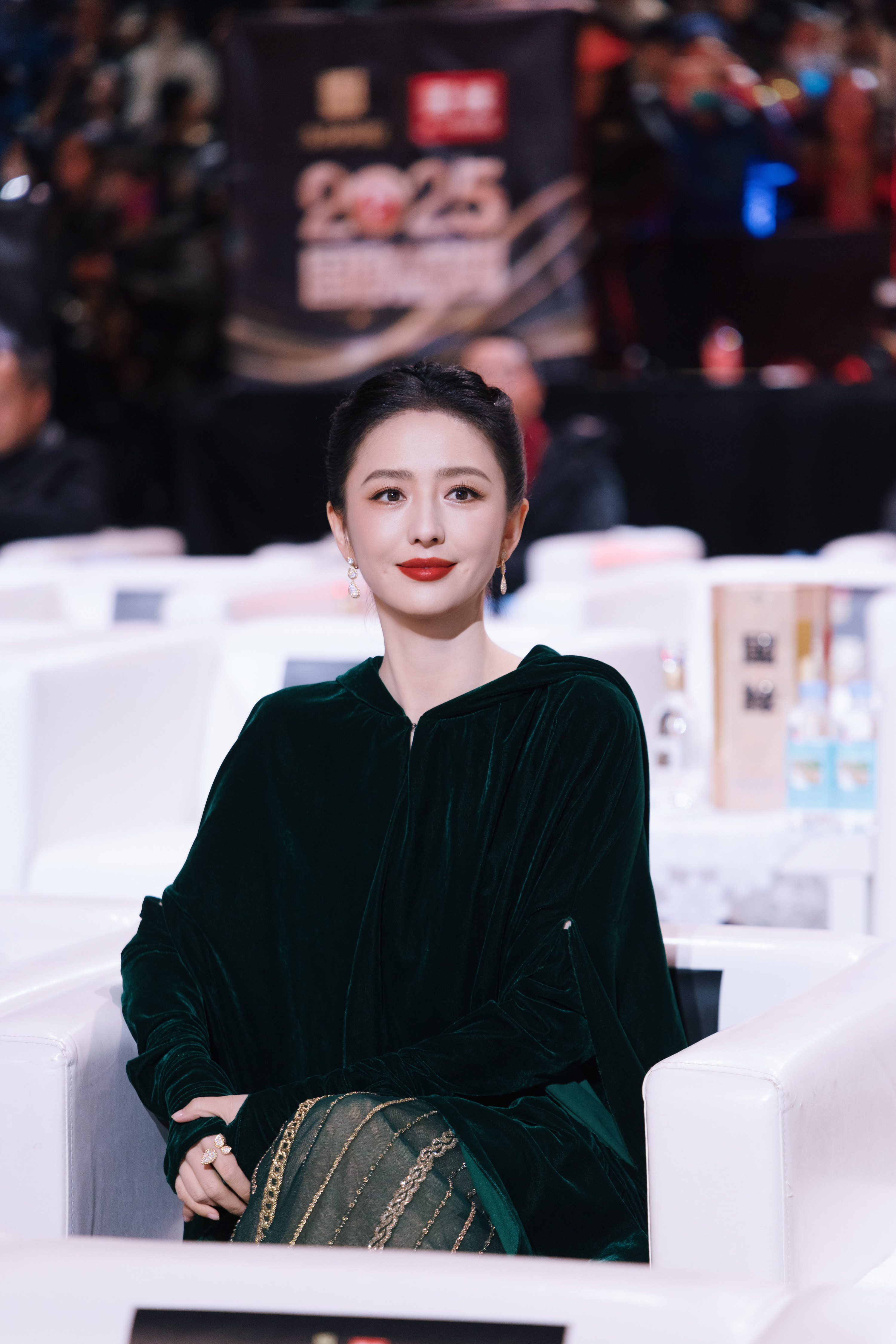 佟丽娅🏆2025国剧盛典幕启·光凝·人如玉。选择对角色真诚，对专业专注，对创