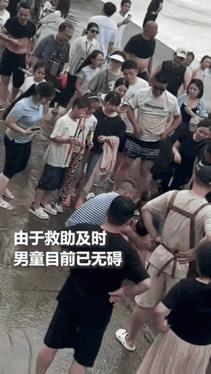 “太吓人了”近日安徽宣城，几个大老爷们趴在桥头上摸东西，围观的人还以为他