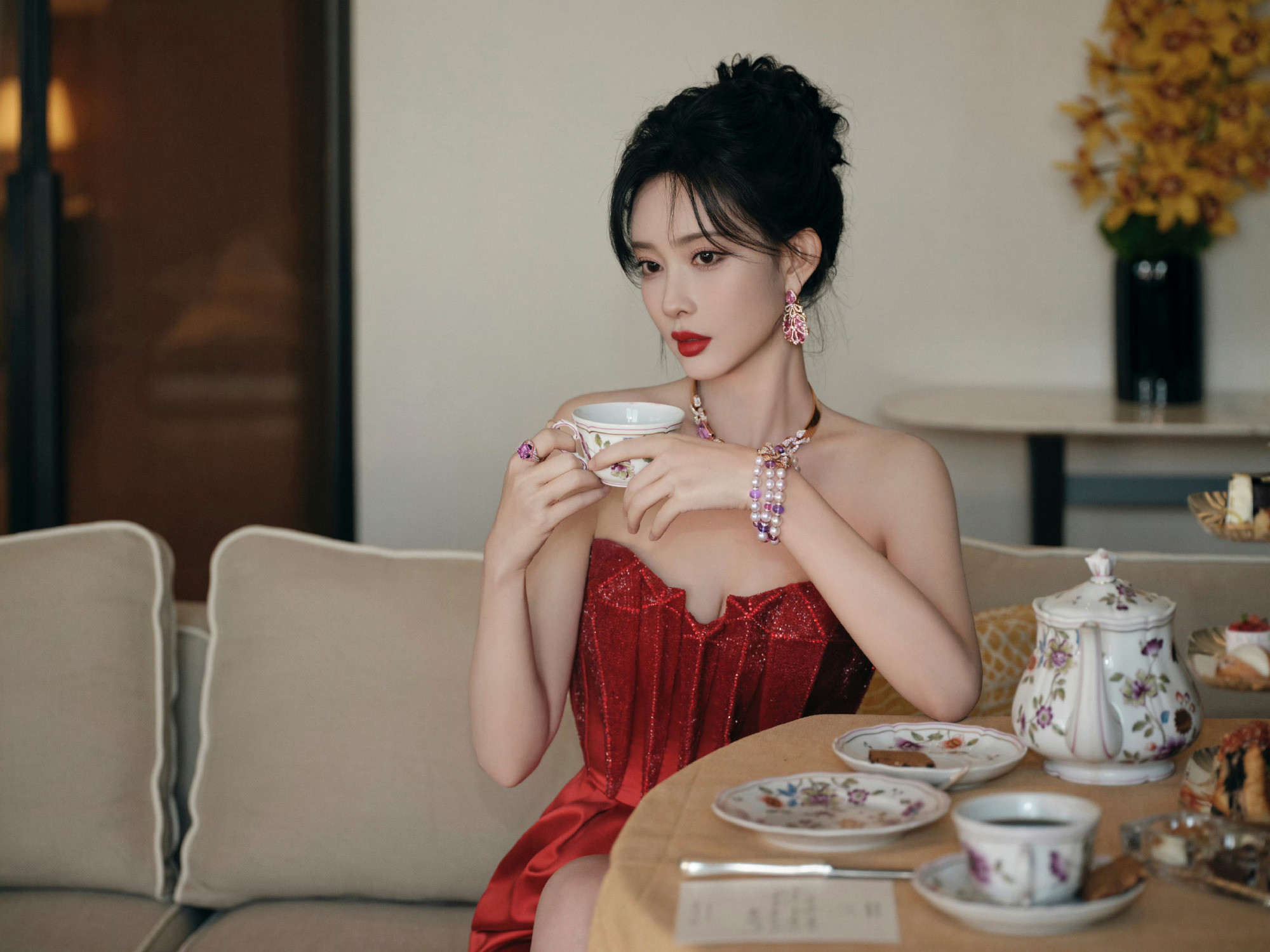 孟子义大波浪红裙御姐穿抹胸红裙的孟姐太优雅了吧。孟子义