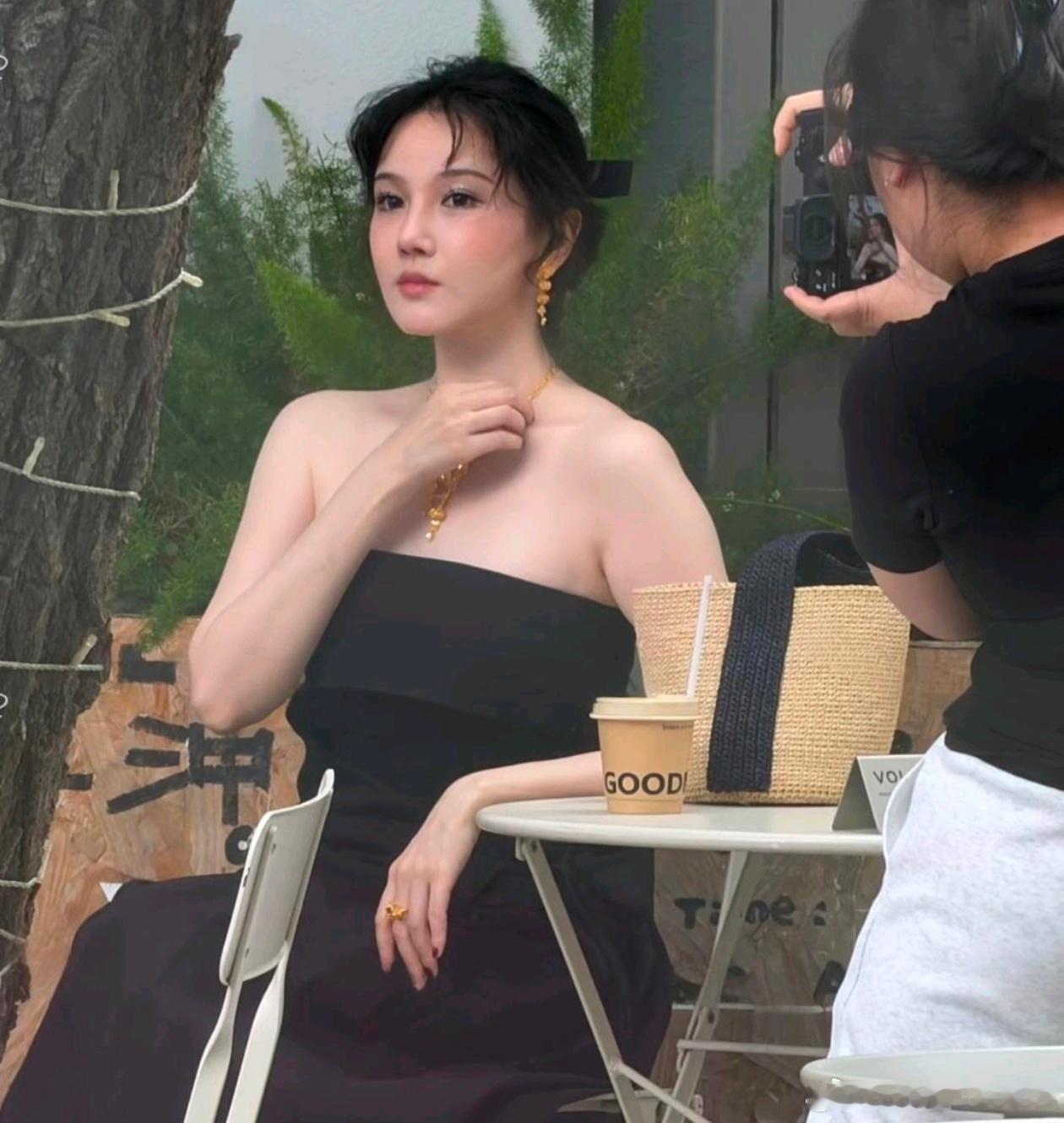 有人在北京街头遇到陈小纭，真实的样子并没网上说的那么夸张能认出来她，她虽然不是天