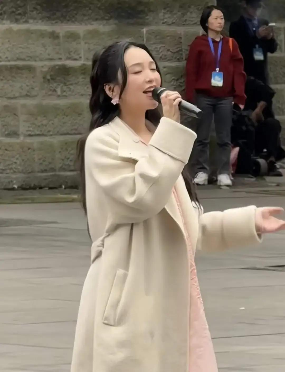 42场县城唱老歌，她挣了半个小目标金莎把商演搬进三四线商场。去年跑了42场