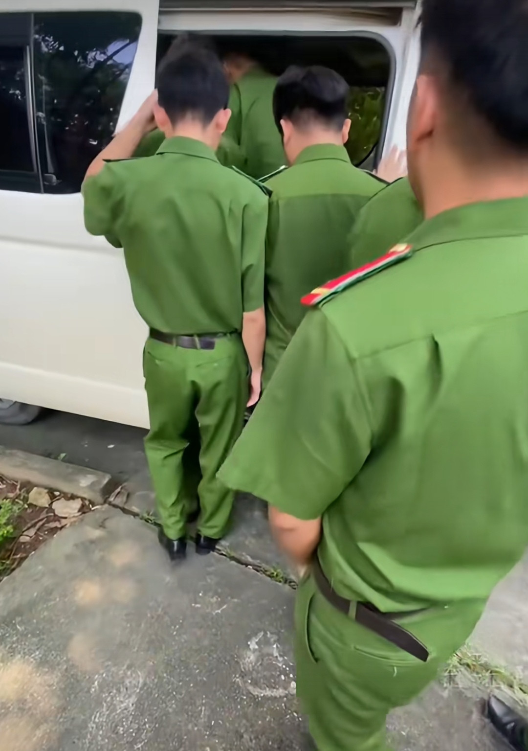 越南这运兵车真是牛掰，拉人能力都快赶上印度摩托车的水平啦！都知道印三虽然打仗菜