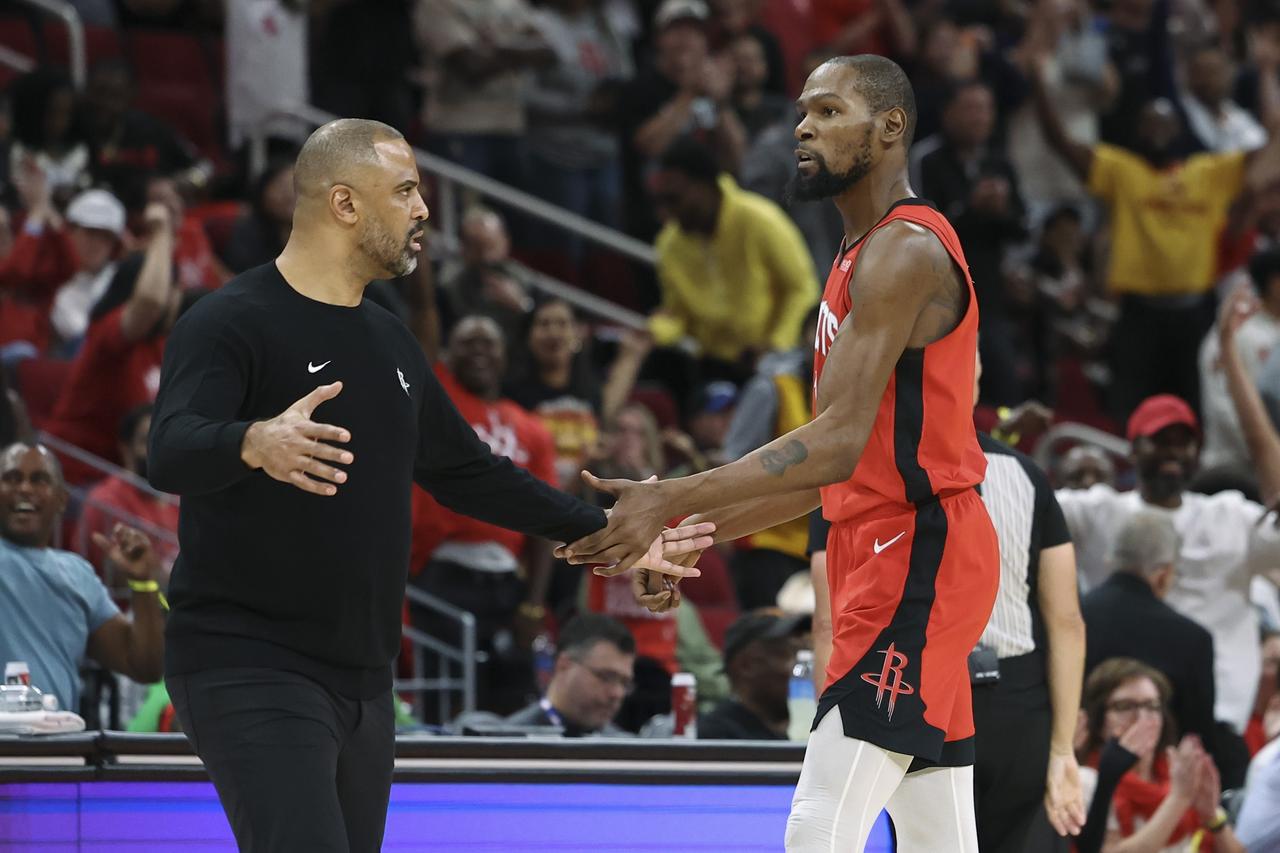 杜兰特又不开心了啊！不只是因为火箭输给快船这么简单，还有另外3个原因：1，杜