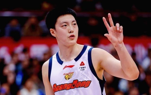 中国男篮备战世预赛总算把主力框架补上了，但远没到＂完全体＂的地步。其实球迷最关
