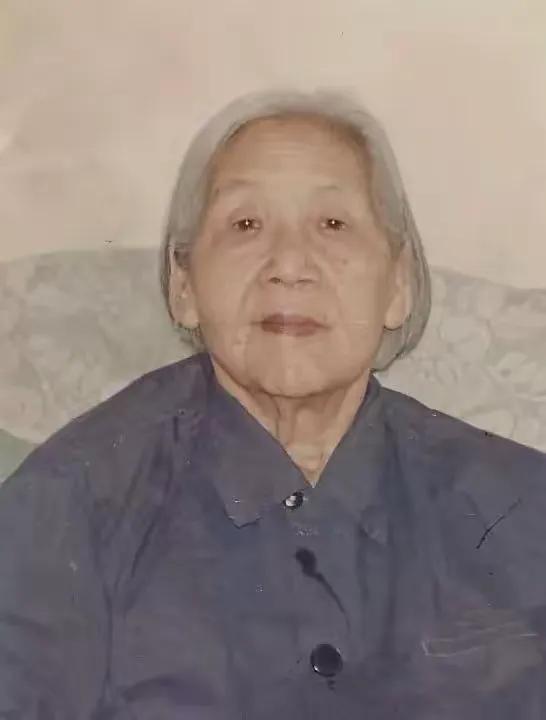 杨庆兰被陈赓找到时，正系着围裙，在院子里晾衣服。看到陈赓后，她愣了愣，半晌才轻声