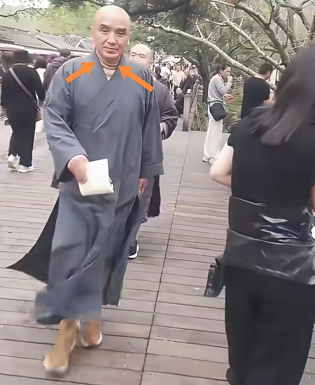 山路上一和尚戴人面橡胶头套。都什么年代了，还有人借和尚身份做妖？全抓起来！法