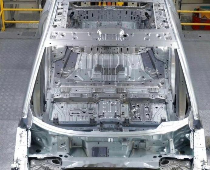 biw为啥这地板不对称啊左右的加强结构不一样