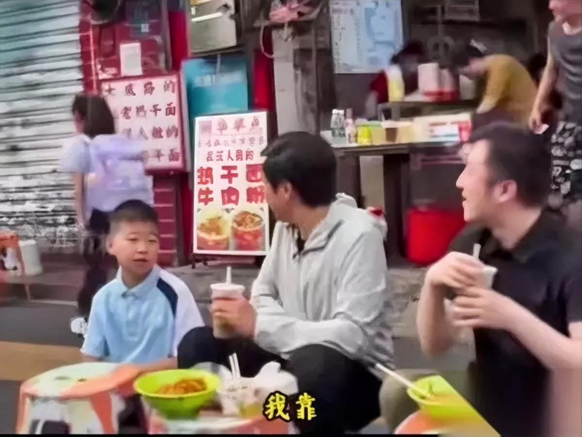 武汉这小姑娘真的太敢了！当着雷军的面直接吐槽他排场大？最近雷军去武汉