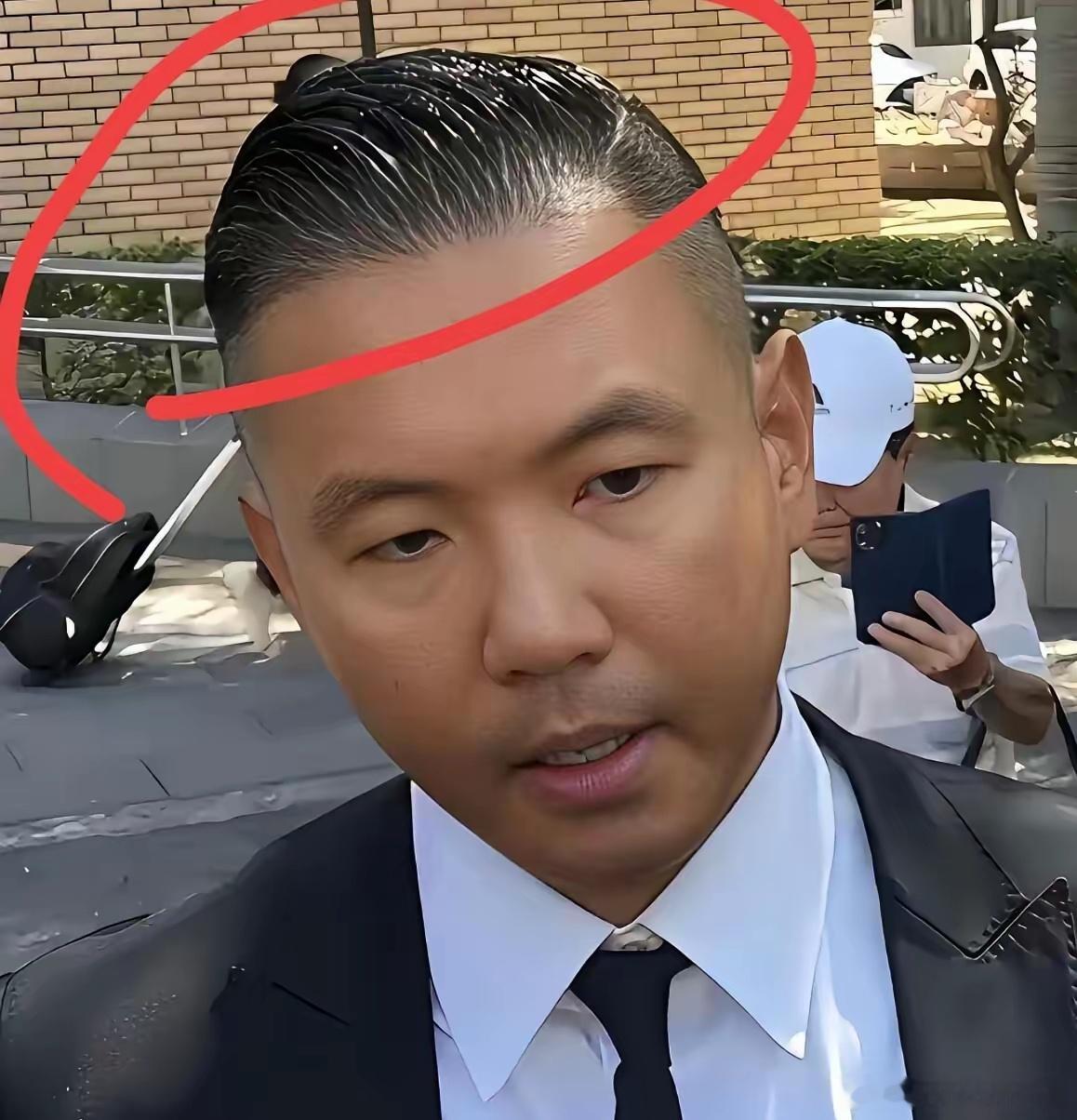 我老公眼挺毒的。平时我都没注意。男人爱不爱收拾自己，看一个地方就够了，那就是头发，你看陈建州这次……
