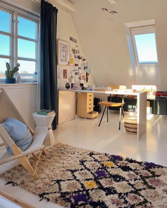 书籍和花束增添了空间的层次感。