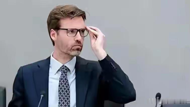 舍尔茨玛前脚上了回阿姆斯特丹的飞机，安世半导体这摊子事儿就又热起来了。这位荷