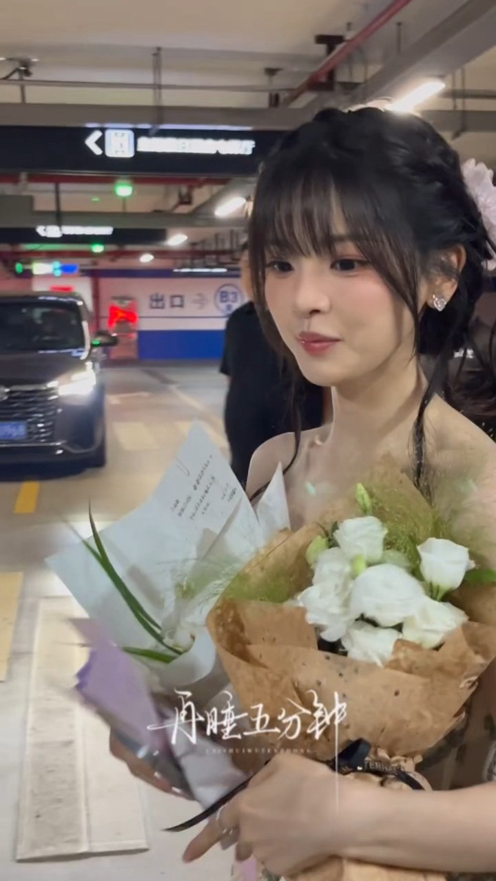 我靠！！！杨超越你真的在养死士啊！手上捧满了女孩子们送的花没手拿信了于是就直接用