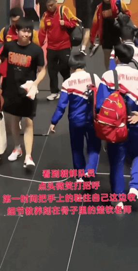 王楚钦的教养是刻在骨子里的，细节反映人品。在跟朝鲜组合擦肩而过时，楚钦会主动点