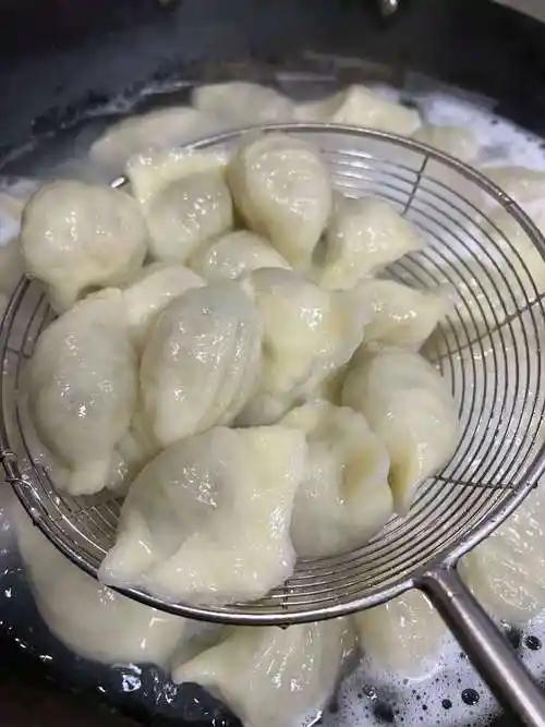 这看起来离谱的做饭技巧，天然都是真的，炸肉不脆加雪碧，饺子不破就加盐，就连各种肉
