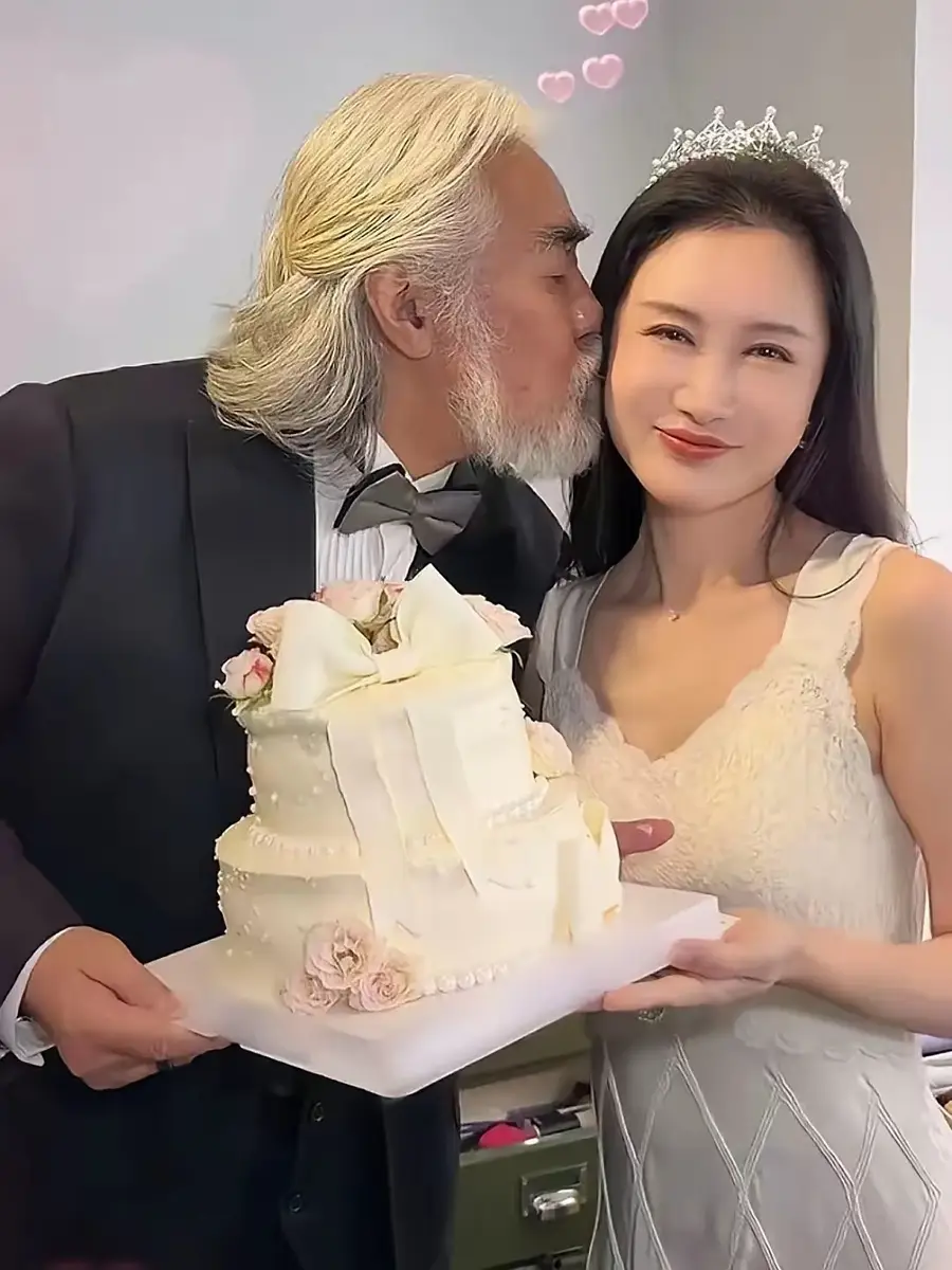 张纪中穿西装为杜星霖庆生亲吻娇妻脸颊甜蜜浪漫