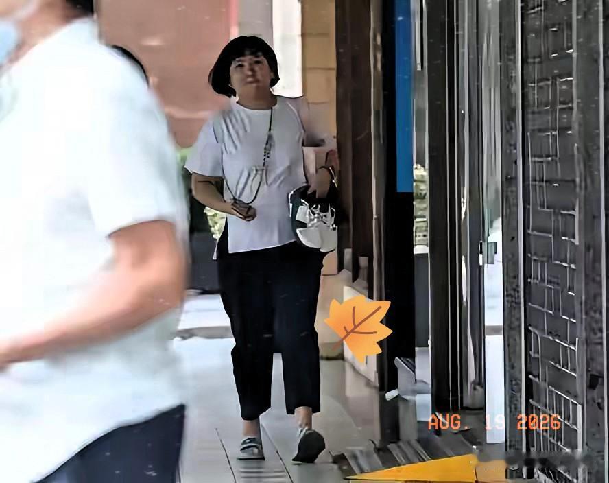 44岁Selina被偶遇，肚子比老公还大，脖子快"消失"了！网友：这幸福肥也太真