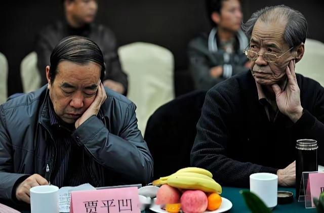 笔骨子有事说事文坛大佬的“底裤”被合影扒个尽光！！！俗话说，圈子就这么大，谁是
