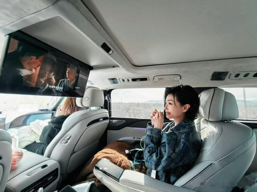 万茜追剧把自己看哭了撑伞对视那段没有台词，但万茜靠眼技已经无声胜有声了。难怪她