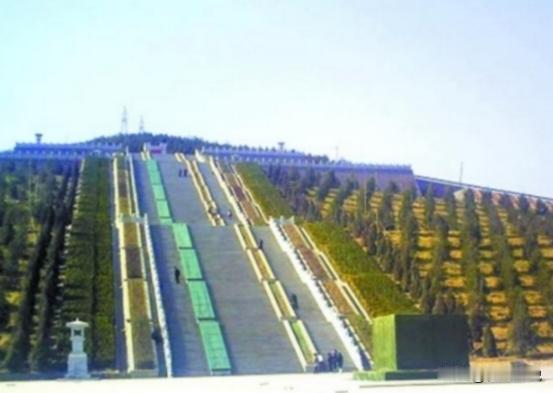 2011年，修建了两年的华国锋陵墓终于竣工了，事后一统计，一共花费了1200多万