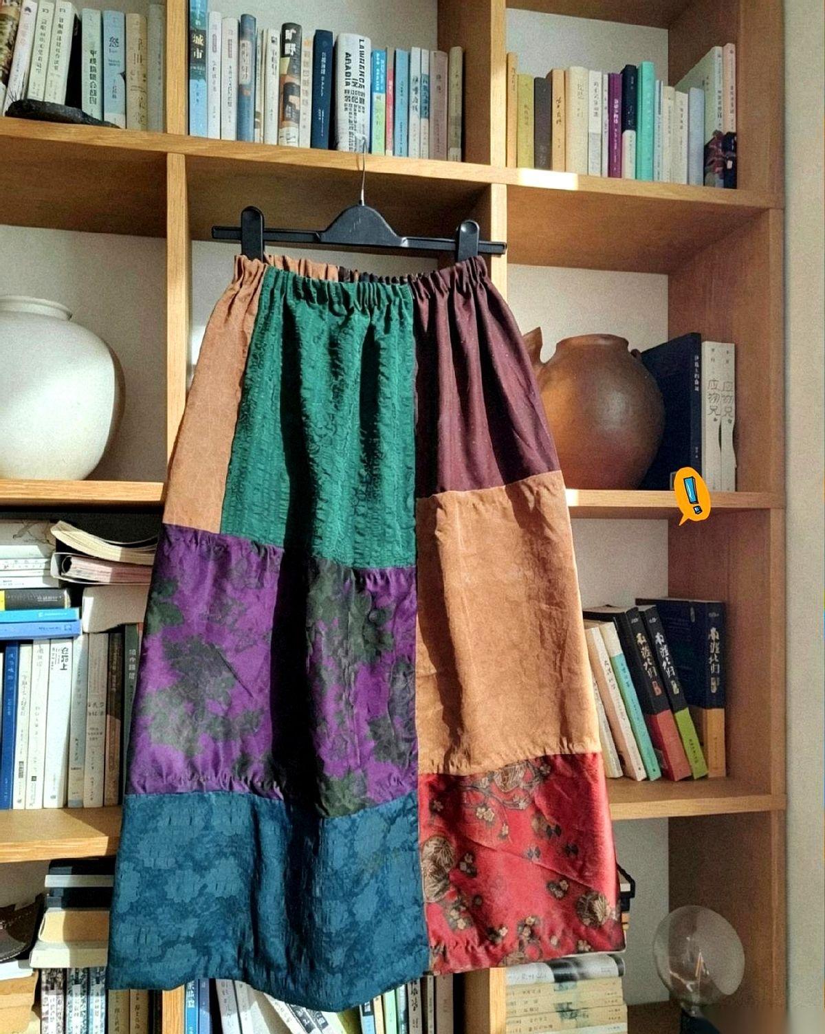 大姑姐昨天下午拎着个塑料袋进屋，从里面抖落出一件黑漆漆、满是“补丁”的裙子，非说