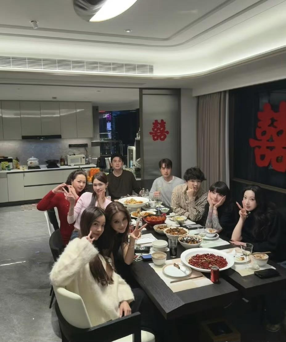 与上海网红聚会，美的好突出！只是可惜“坠落”的居然这么快，曾经内娱的顶流，如今却