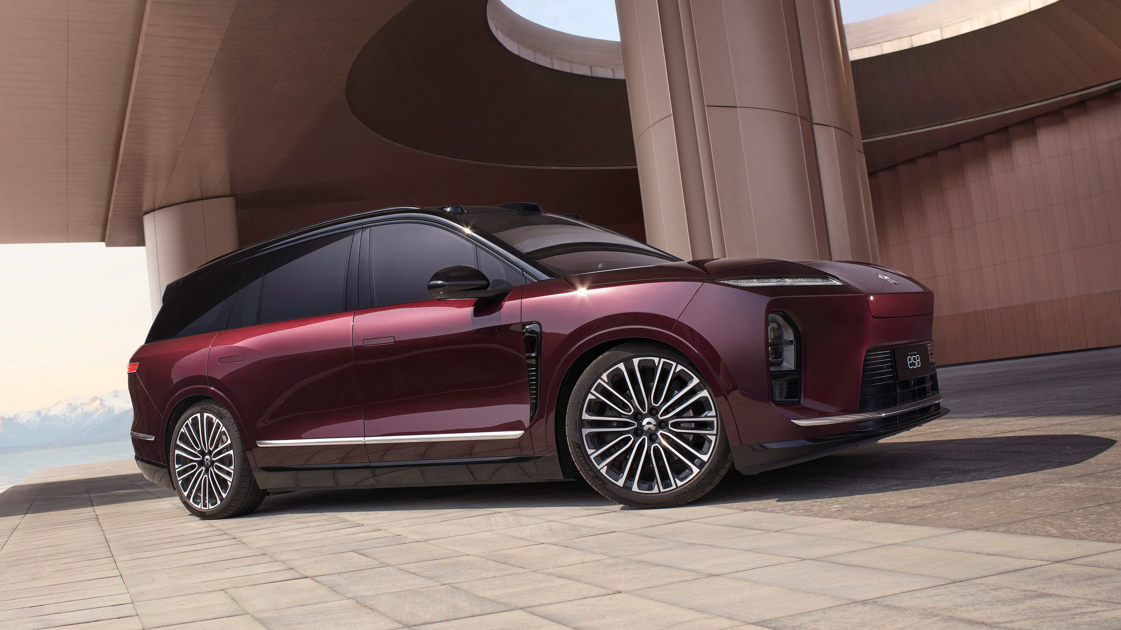 蔚来蔚来全新ES8M42星云红我们晚高的年度车型，来新配色了M42幸云红，来自宇