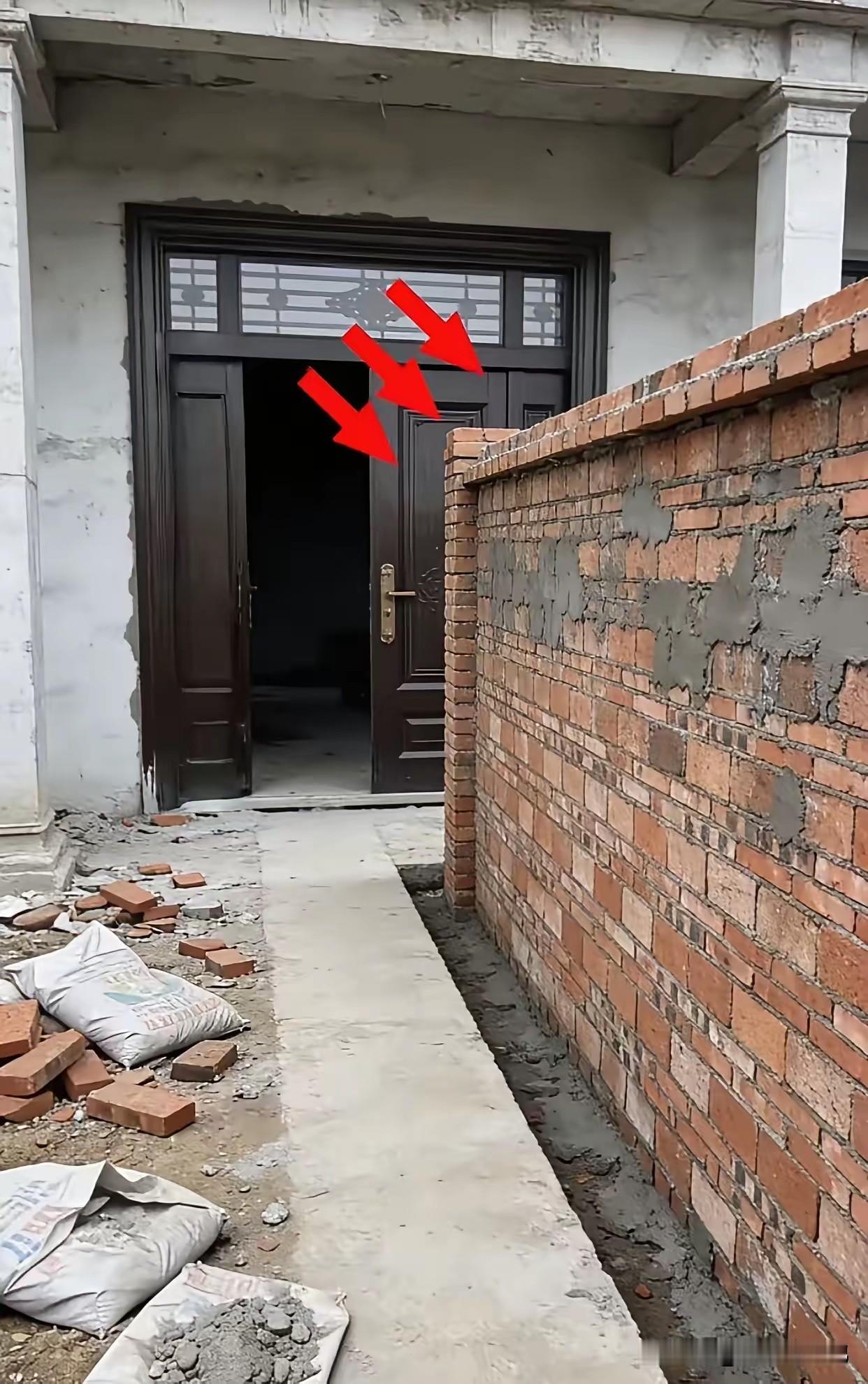 房主出8000元买邻居30平方宅基地，邻居怎么都不同意，后来就这样了。