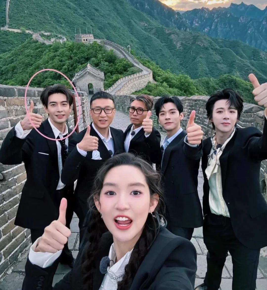 这张图好搞笑，网友辣评，销冠王姐带着她的团队，话说刘宇宁脸也涂得太白了。#美女销