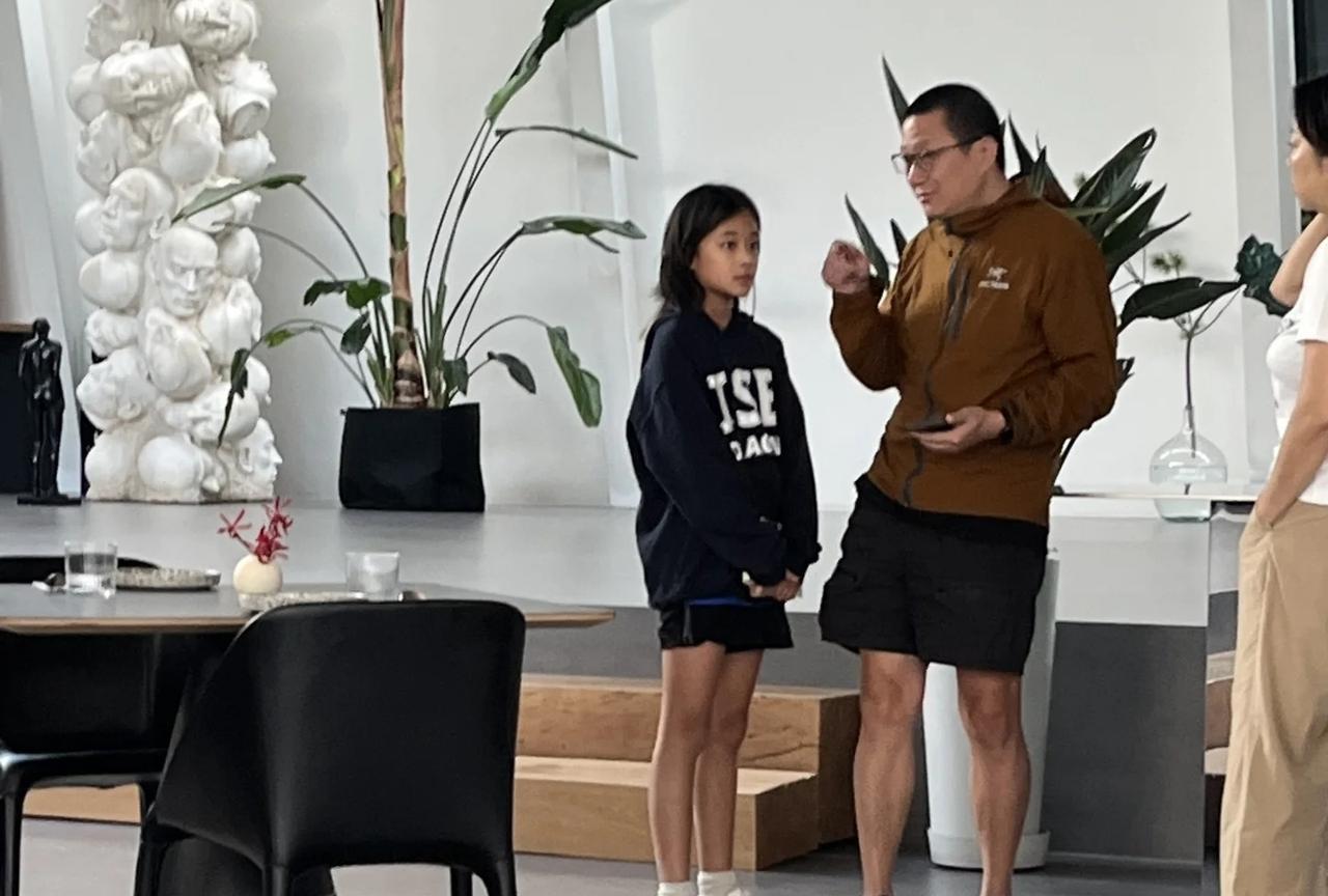有网友偶遇梅婷老公和女儿，快快皮肤晒得蛮黑，看来她热爱运动！这个小丫头简直就是妈