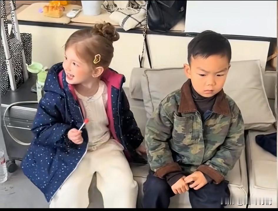 谁说中国男人一定喜欢金发碧眼的美女？这位小朋友就不喜欢，他在店里面遇到了一位外国