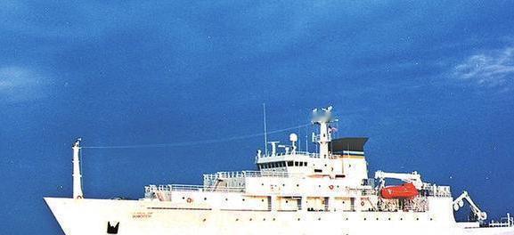 2002年，一艘美国探测船大摇大摆地闯入我国海域，进行地形测绘。当渔民看到中国海
