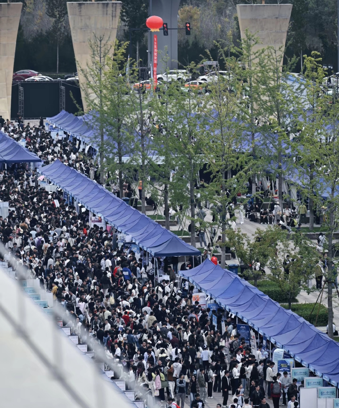 近十年我国大学生毕业人数：1.2016年：765万人2.2017年：795万人3.2018年：820