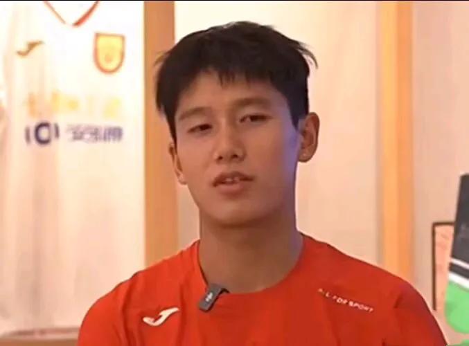 U23国足球员向余望透露了此前在预选赛里表现不佳的原因。在央视记者的采访下，这