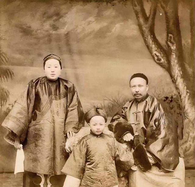 1901年李鸿章去世，留给了子孙近10亿资产。9年后，李鸿章孙子李国烋出生，分到