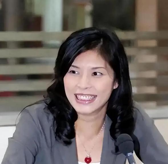 郑丽文民调碾压！国民党大佬还守老规矩，不怕关门？郑丽文的支持者越来越多