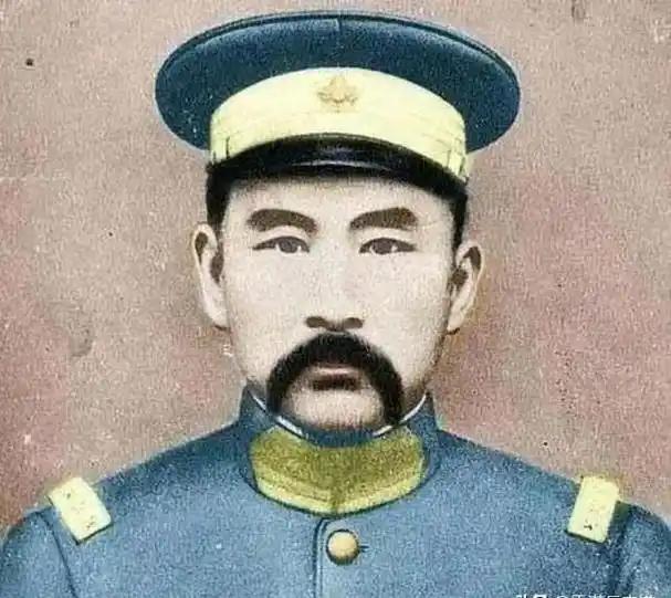 北洋军阀都是三妻四妾，身边女人成群的，其中张勋最为好色，白天他是挥金如土的豪客，