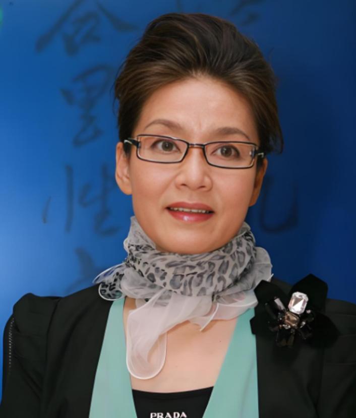 潘虹缓缓说道：“如今我已步入古稀之年，72岁的我每日还要在凌晨三四点便需从睡梦