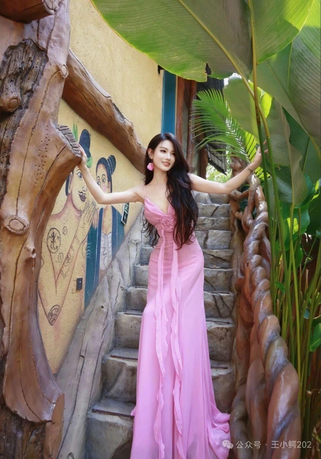 粉裙仙子漫步热带雨林，与壁画共舞